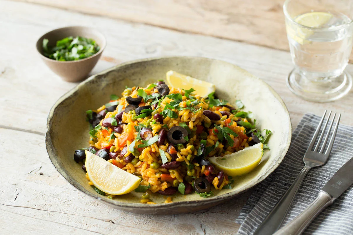 Paella de Verduras de Temporada con Frijoles